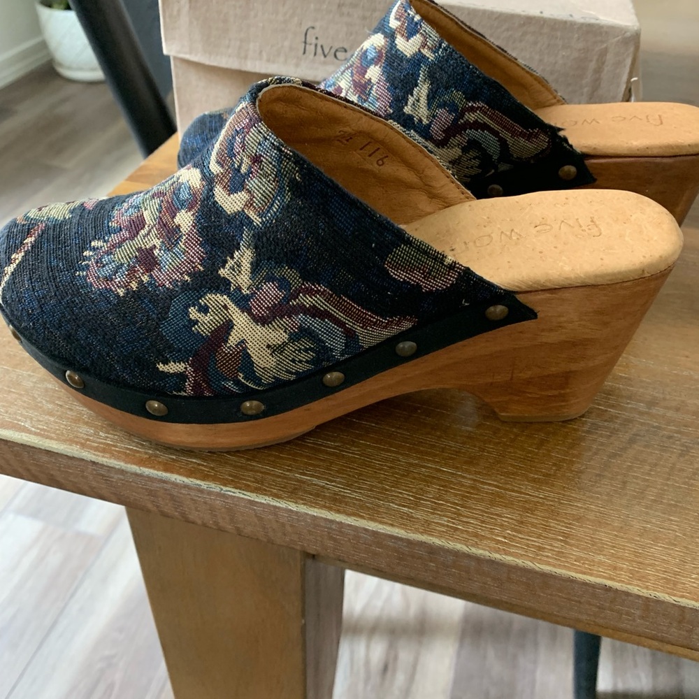Women's Floral Clogs - Blue and Brown